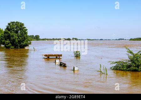 Inondazione lampo sul Reno dopo la pioggia pesante a Xanten Foto Stock