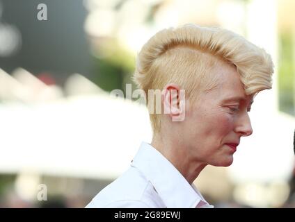 Cannes, Francia. 17 luglio 2021. L'attrice britannica Tilda Swinton arriva al tappeto rosso per la cerimonia di chiusura del 74a Festival Internazionale del Cinema di Cannes, 17 luglio 2021. Credit: Gao Jing/Xinhua/Alamy Live News Foto Stock