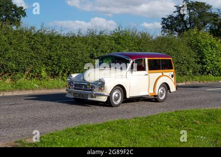 1964 veicoli da viaggio Morris Minot bianchi 60s durante il tragitto per Capesthorne Hall Classic luglio mostra auto, Cheshire, Regno Unito Foto Stock