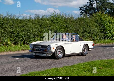 1974 anni '70 Triumph TR6 2498cc veicolo a benzina bianco in rotta per Capesthorne Hall Classic luglio mostra auto, Cheshire, Regno Unito Foto Stock