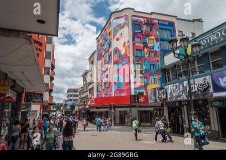 Folla di persone che camminano su una strada pedonale a San Jose, Costa Rica. Foto Stock