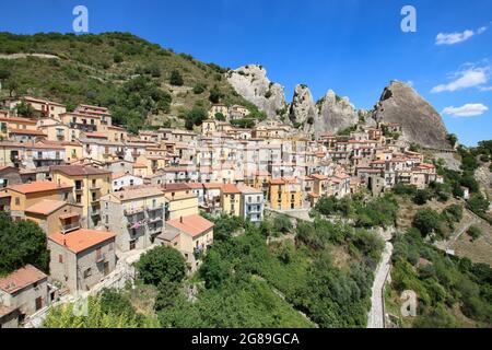 Una vista panoramica sulla città di Castelmezzano nelle Dolomiti Lucanesi nella Regione Basilicata d'Italia Foto Stock