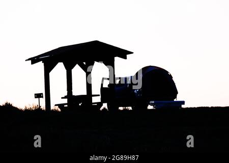 Campeggio in auto (camion) da un camion di pick-up silhouetted a Desmet Lake vicino Buffalo, Wyoming, USA. Foto Stock