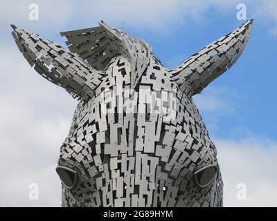 Primo piano della testa di un cavallo che mostra solo occhi e orecchie: Magnifica scultura equina in acciaio, uno dei Kelpies creato dallo scultore Andy Scott. Foto Stock