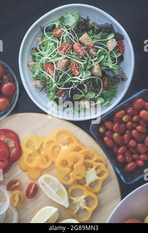 Mescolare verdure e insalata di pane croccante preparandosi pronto a servire, cibo verde vegano per una buona salute e dieta. Menu dietetico fatto in casa per la vita quotidiana. Foto Stock