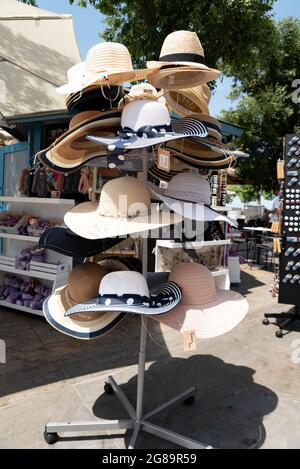 Koper, Slovenia - 12 luglio 2021: Cappelli in paglia alla moda in mostra. Protezione dal sole nelle giornate calde. Foto Stock