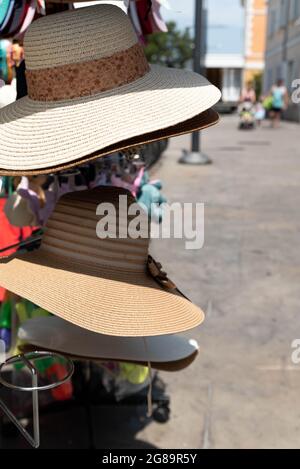 Koper, Slovenia - 12 luglio 2021: Cappelli in paglia alla moda in mostra. Protezione dal sole nelle giornate calde. Foto Stock