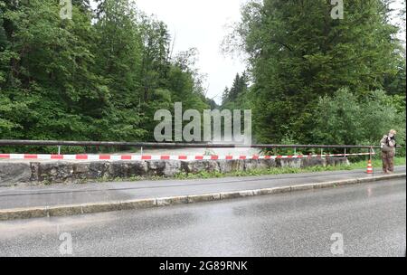 18 luglio 2021, Baviera, Schönau: Un fiume ha quasi traboccato le sue rive nella regione bavarese del Berchtesgadener Land durante le condizioni meteorologiche avverse e le acque alte. Foto: Felix Hörhager/dpa Foto Stock