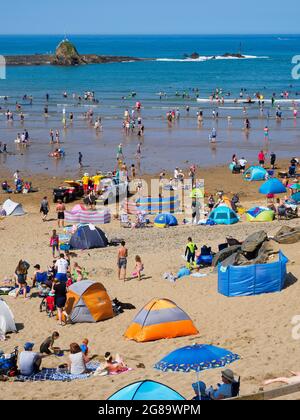 Cornish Beach è più affollato del solito a causa delle staycations Covid, Summerleaze Beach, Bude, Cornwall, UK 17/07/2021 Foto Stock