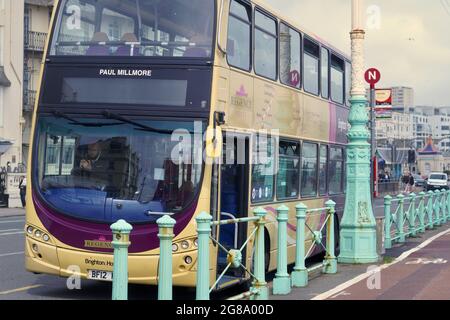 Gli autobus turistici a due piani dai colori vivaci aspettano alle fermate dell'autobus per raccogliere i passeggeri per i loro viaggi lungo la costa da Brighton a Eastbourne Foto Stock