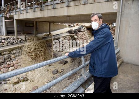 18 luglio 2021, Baviera, Schönau: Markus Söder, presidente della CSU e primo ministro bavarese, si trova accanto alla pista da bob e slittino di Königssee, distrutta dalle tempeste. Foto: Felix Hörhager/dpa Foto Stock