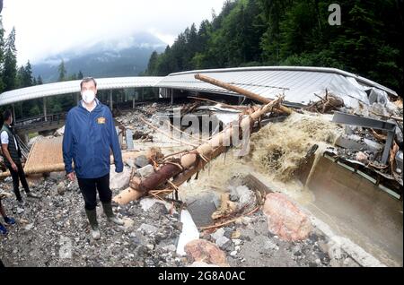 18 luglio 2021, Baviera, Schönau: Markus Söder, presidente della CSU e primo ministro bavarese, si trova accanto alla pista da bob e slittino di Königssee, distrutta dalle tempeste. Foto: Felix Hörhager/dpa Foto Stock