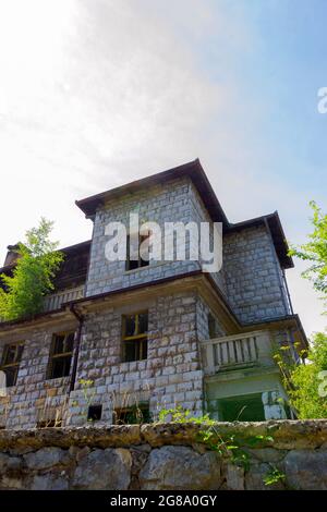 Hotel abbandonato sulla montagna. Devastato, esterno e interno - immagine Foto Stock