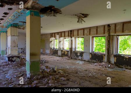 Hotel abbandonato sulla montagna. Devastato, esterno e interno - immagine Foto Stock