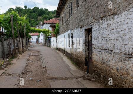 Vita nel villaggio di pescatori di Lin sulle rive del lago Ohrid vicino Pogradeci, Albania sud-orientale Foto Stock