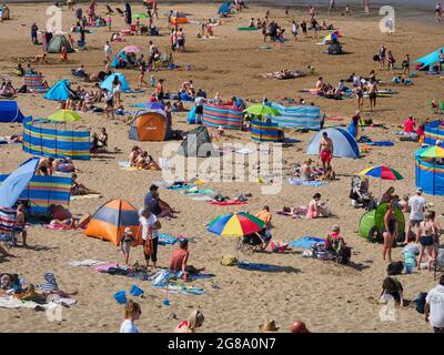 Cornish Beach è più affollato del solito a causa delle staycations Covid, Summerleaze Beach, Bude, Cornwall, UK 17/07/2021 Foto Stock