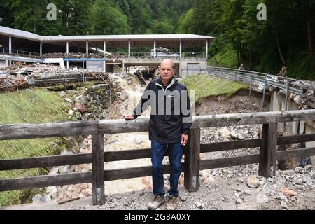 18 luglio 2021, Baviera, Schönau: OLAF Scholz (SPD), Ministro federale delle finanze e candidato al Cancelliere, si trova presso la pista di Königssee, distrutta dalle tempeste. Foto: Felix Hörhager/dpa Foto Stock