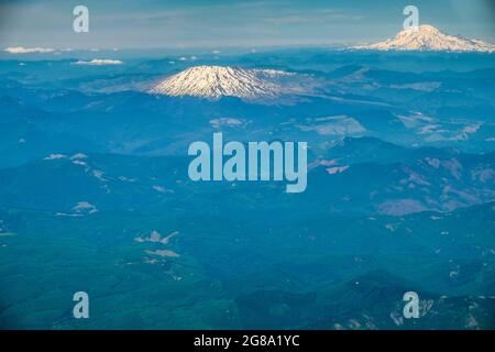 Vista aerea del Monte St. Helens e Mt. Rainier nelle Cascade Mountains dello stato di Washington, Stati Uniti. Foto Stock