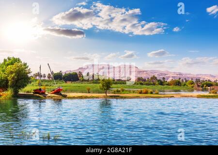 Crociera sul Nilo, vista sul fiume e la Valle dei Re, Luxor, Egitto Foto Stock