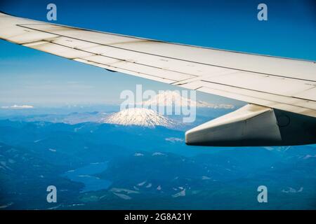Aereo che vola sulle Cascade Mountains, vicino al monte St. Helens e Mt. Rainier, Washington, Stati Uniti Foto Stock