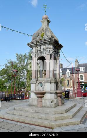 CRIEFF, PERTHSHIRE, SCOZIA - 21 GIUGNO 2021: La Fontana di Murray in James Square, con iscrizione di 1893 ma costruito 1894. Foto Stock