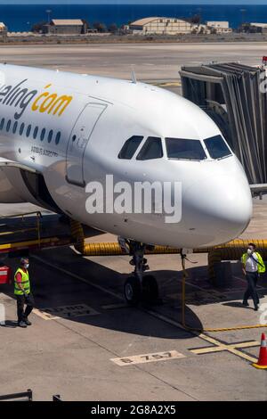 Las Palmas, Spagna - 06 02 2021: Vueling Airbus A320 neo parcheggio all'aeroporto di Gran Canaria in una giornata estiva. Foto Stock