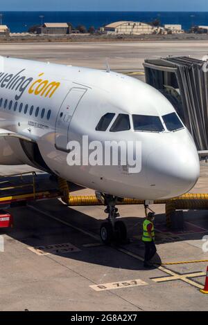 Las Palmas, Spagna - 06 02 2021: Vueling Airbus A320 neo parcheggio all'aeroporto di Gran Canaria in una giornata estiva. Foto Stock