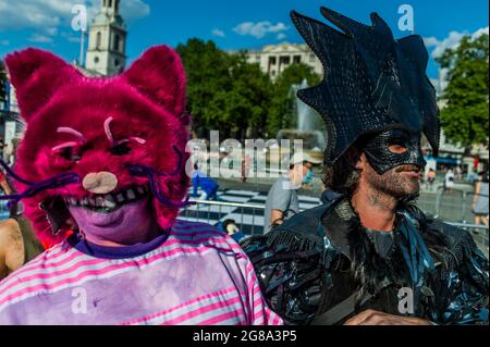 Londra, Regno Unito. 18 luglio 2021. Un gigantesco match di scacchi è giocato da due bambini della scuola, utilizzando personaggi dal vivo fromAlice nel paese delle meraviglie - Chess Fest in Trafalgar Square l'ultimo giorno prima del Covid "Freedom Day". È organizzato da Scacchi nelle Scuole e Comunità (CSC) che mira a portare gli scacchi ad un pubblico più ampio. E' sostenuto dal Sindaco di Londra. Credit: Guy Bell/Alamy Live News Foto Stock