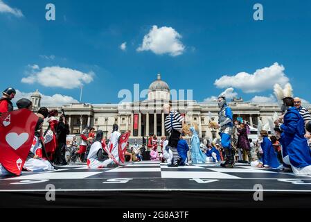 Londra, Regno Unito. 18 luglio 2021. Gli attori in costume prendono parte a una partita di scacchi umani al Chess Fest in Trafalgar Square. L'evento celebra il gioco degli scacchi e i visitatori possono imparare il gioco, giocare a scacchi o sfidare un Gran Maestro. Inoltre, per celebrare il 150° anniversario di Alice di Lewis Carroll attraverso il libro Looking Glass che ha presentato il gioco degli scacchi, 32 attori vestiti da Alice attraverso i personaggi Looking Glass si trovano su una scacchiera gigante che riproduce un gioco basato sul libro. Credit: Stephen Chung / Alamy Live News Foto Stock