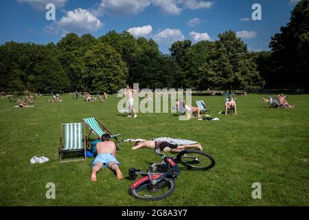 Londra, Regno Unito. 18 luglio 2021. Regno Unito Meteo - persone al sole nel St James's Park il giorno più caldo dell'anno, quando le temperature superano i 31°C. Credit: Stephen Chung / Alamy Live News Foto Stock