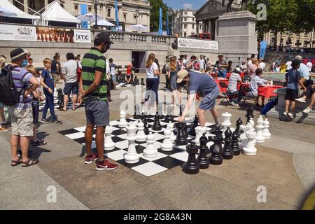 Londra, Regno Unito. 18 luglio 2021. La gente gioca a scacchi al Chess Fest di Trafalgar Square, un evento gratuito per famiglie che celebra il gioco e il suo fascino duraturo e universale. (Credit: Vuk Valcic / Alamy Live News) Foto Stock