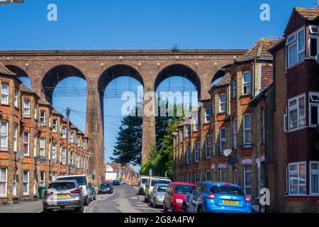 Il Victorian Railway Viaduct Bridge che attraversa Bradstone Road a Folkestone Kent, il lavoro del costruttore Cubitt, Regno Unito Foto Stock