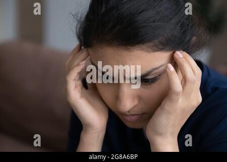 La triste donna indiana si sente depressa pensando a casa Foto Stock