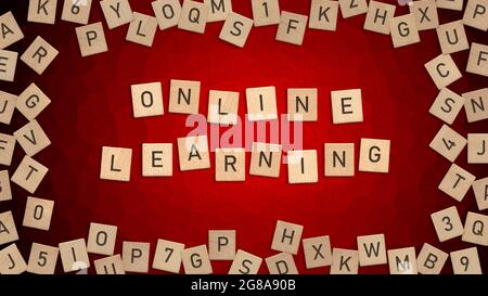 Vista dall'alto di Word Online Learning scritto con lettere in legno con lettere alfabetiche sparse in background Foto Stock