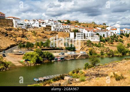 Mertola sopra il fiume Guadiana in Portogallo Foto Stock