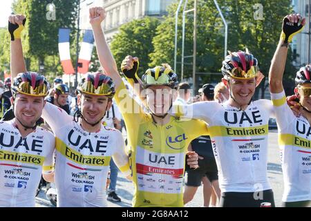 Vincitore della maglia gialla Slovena Tadej Pogacar del Team Emirates degli Emirati Arabi Uniti durante la fase finale della 108a edizione della corsa ciclistica Tour de France, 108 km da Chatou a Parigi, in Francia, domenica 18 luglio 2021. Foto di Jerome Domine/ABACAPRESS.COM Foto Stock