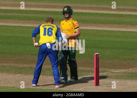 NOTTINGHAM, REGNO UNITO. 18 LUGLIO Scott Borthwick di Durham e ben Duckett di Nottinghamshire parlano durante la partita Vitality Blast T20 tra Nottinghamshire e Durham a Trent Bridge, Nottingham, domenica 18 luglio 2021. (Credit: Will Matthews | MI News) Credit: MI News & Sport /Alamy Live News Foto Stock