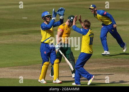 NOTTINGHAM, REGNO UNITO. 18 LUGLIO Cameron Bancroft di Durham (l) festeggia con Scott Borthwick di Durham durante la partita Vitality Blast T20 tra Nottinghamshire e Durham a Trent Bridge, Nottingham, domenica 18 luglio 2021. (Credit: Will Matthews | MI News) Credit: MI News & Sport /Alamy Live News Foto Stock