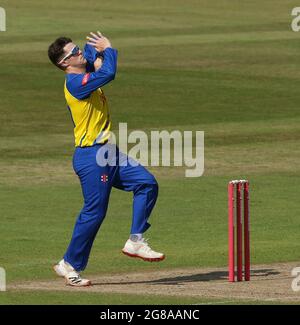 NOTTINGHAM, REGNO UNITO. 18 LUGLIO Liam Trevaskis di Durham Bowls durante la partita Vitality Blast T20 tra Nottinghamshire e Durham a Trent Bridge, Nottingham, domenica 18 luglio 2021. (Credit: Will Matthews | MI News) Credit: MI News & Sport /Alamy Live News Foto Stock