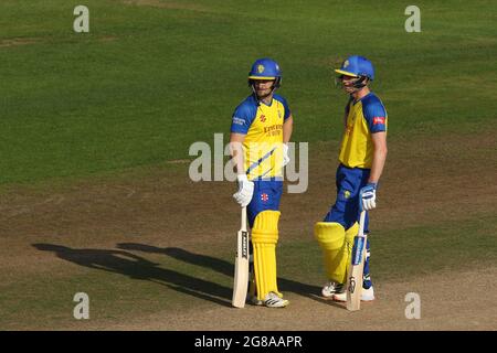 NOTTINGHAM, REGNO UNITO. 18 LUGLIO Sean Dickson di Durham (l) parla a Cameron Bancroft di Durham durante la partita Vitality Blast T20 tra Nottinghamshire e Durham a Trent Bridge, Nottingham, domenica 18 luglio 2021. (Credit: Will Matthews | MI News) Credit: MI News & Sport /Alamy Live News Foto Stock