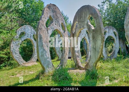 L'artista Peter Camani ha creato nel corso del tempo un grande paesaggio artistico di cast surreale creare sculture sulla sua proprietà conosciuta localmente come teste urlanti. Foto Stock