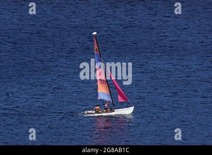 barca a vela hobby-Cat nella baia di Porto Rafael, Palau, Sardegna, Italia Foto Stock