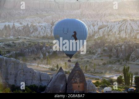 Cappadocia, Turchia. 18 luglio 2021. Una mongolfiera vola sulla Cappadocia, Turchia, il 18 luglio 2021. Credit: Mustafa Kaya/Xinhua/Alamy Live News Foto Stock