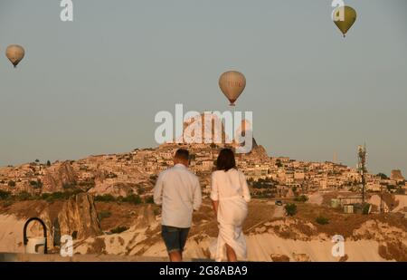 Cappadocia, Turchia. 18 luglio 2021. I turisti guardano i mongolfiere in Cappadocia, Turchia, il 18 luglio 2021. Credit: Mustafa Kaya/Xinhua/Alamy Live News Foto Stock