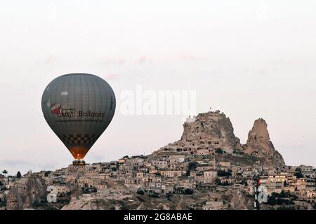 Cappadocia, Turchia. 18 luglio 2021. Una mongolfiera vola sulla Cappadocia, Turchia, il 18 luglio 2021. Credit: Mustafa Kaya/Xinhua/Alamy Live News Foto Stock