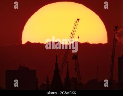 Londra, Regno Unito. 18 luglio 2021. Regno Unito Meteo: Drammatico tramonto serale sulla città che termina uno dei giorni più caldi dell'anno finora. Credit: Guy Corbishley/Alamy Live News Foto Stock