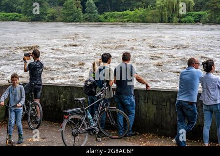 Erede del Baldeneysee a Essen, le masse d'acqua ruggono attraverso le streghe aperte, l'acqua alta sulla Ruhr, dopo lunghe piogge pesanti il fiume è uscito da i Foto Stock