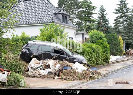 Inondazioni in NRW, il villaggio di Iversheim sulla Erft, è stato quasi completamente inondato danni a quasi tutti gli edifici e la strada, pulizia lavori, Ivershe Foto Stock