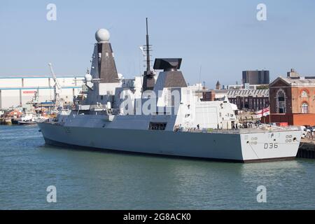 HMS Defender a Portsmouth Foto Stock