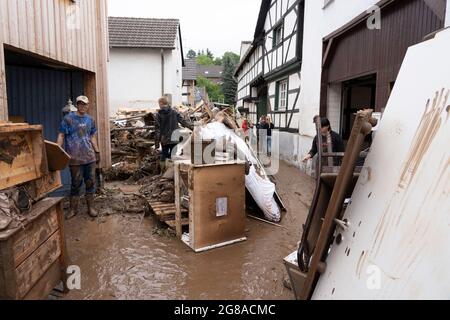 Inondazioni in NRW, il villaggio di Iversheim sulla Erft, è stato quasi completamente inondato danni a quasi tutti gli edifici e la strada, pulizia lavori, Ivershe Foto Stock